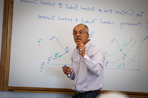 Reza Ramanzani教授在圣迈克尔的暑期速成学院授课. 