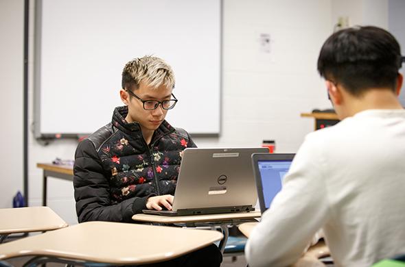 在365体育的课堂上，一名学生在电脑上工作. 