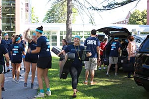 orientation leaders helping new students move in