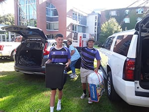 student athletes help new students move in